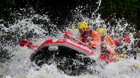 Adrenalin tutkunları Melen Çayı'nda rafting yaptı
