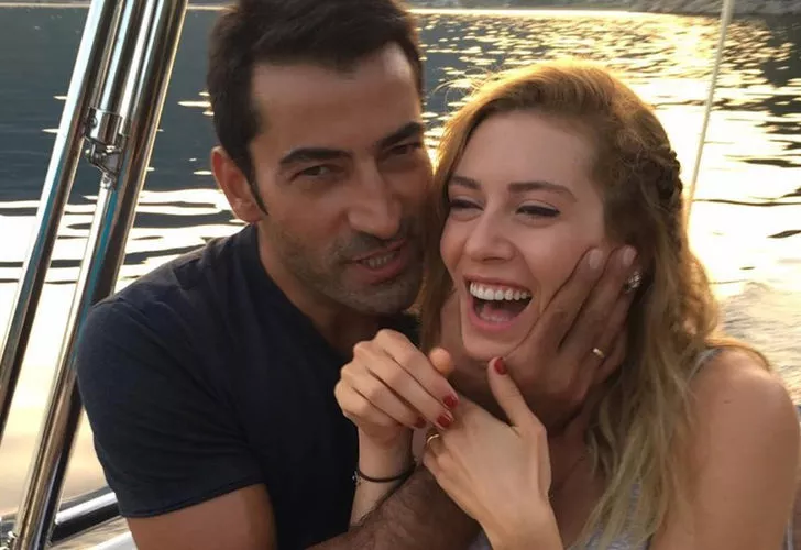 Kenan İmirzalıoğlu ve Sinem Kobal'ın aşk pozundaki detay gündemde!