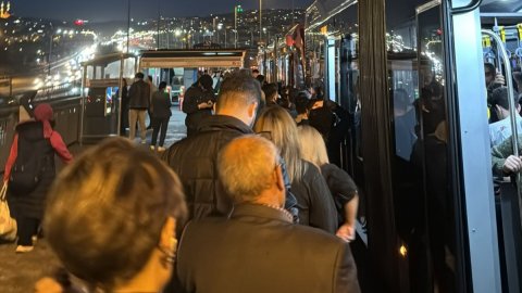 Dumanlar metrobüsü kapladı: Yolcular hemen tahliye edildi