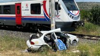 Manisa'da hemzemin geçitte yolcu treninin çarptığı otomobilin sürücüsü kurtarılamadı