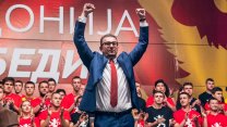Kuzey Makedonya’daki seçimlerde ana muhalefet partisinin lideri zafere koştu