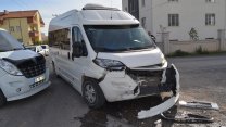Aksaray’da işçi servis minibüsüyle kavşakta çarpıştı: Yaralılar var!