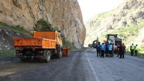 Dağdan düşen kaya parçaları nedeniyle kapanmıştı: Hakkari-Çukurca kara yolu açıldı
