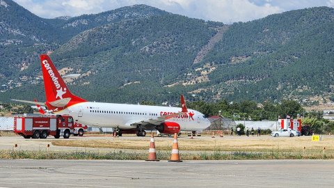Dün Alanya'da ön lastiği patlayan uçak kaza yerinden kaldırıldı, pist açıldı!