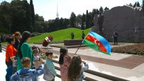 Azerbaycan'ın ulusal lideri Haydar Aliyev'in doğumunun 101. yılı için anma töreni düzenlendi
