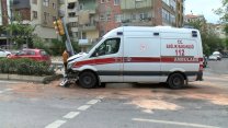 Kartal’da hasta almaya giden ambulans ile hafif ticari araç çarpıştı