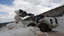 Bitlis'te karla mücadele devam ediyor: Nemrut Krater Gölü'ne giden yola bahar temizliği!