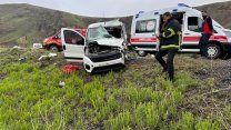 Ağrı'da hafif ticari araç ile minibüs kafa kafaya çarpıştı: 1'i çocuk 2 kişi hayatını kaybetti