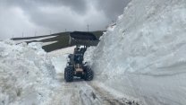 Hakkari'de karla mücadele ekipleri üs bölgesinin yolunu açmaya çalışıyor