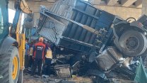 Şanlıurfa'da 2 ölümlü feci kaza: Viyadükten düşen tır kağıt gibi ezildi!