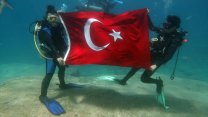 Fethiye'de dalgıçlar 19 Mayıs'ı deniz altında kutladı