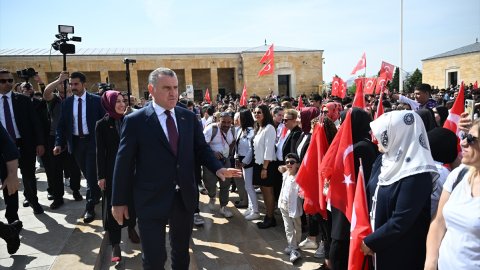 Gençlik ve Spor Bakanı Bak, 19 Mayıs dolayısıyla Anıtkabir'i ziyaret etti: 'Ruhunuz şad olsun'