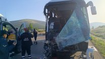 Faciaya ramak kala: Afyonkarahisar'da yolcu otobüsü ile kamyonet çarpıştı!