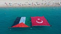 Antalya'da dalgıçlar denizde Filistin ve Türk bayrağı açtı